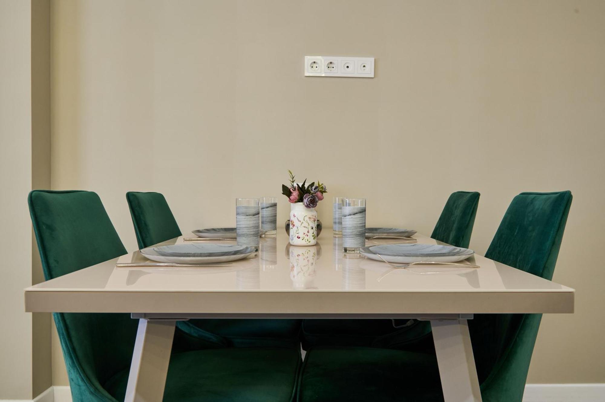 Five Business-Class Rooms In R-House Near Mega Center Almaty Ngoại thất bức ảnh